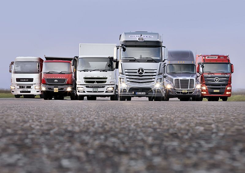 משאיות מתוצרת קונצרן דיימלר. מימין לשמאל: פוטון מסין, פרייטליינר מארה"ב, מרצדס בנץ מגרמניה, פוסו מיפן וקאמאז מרוסיה